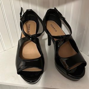 Peep toe strappy heel